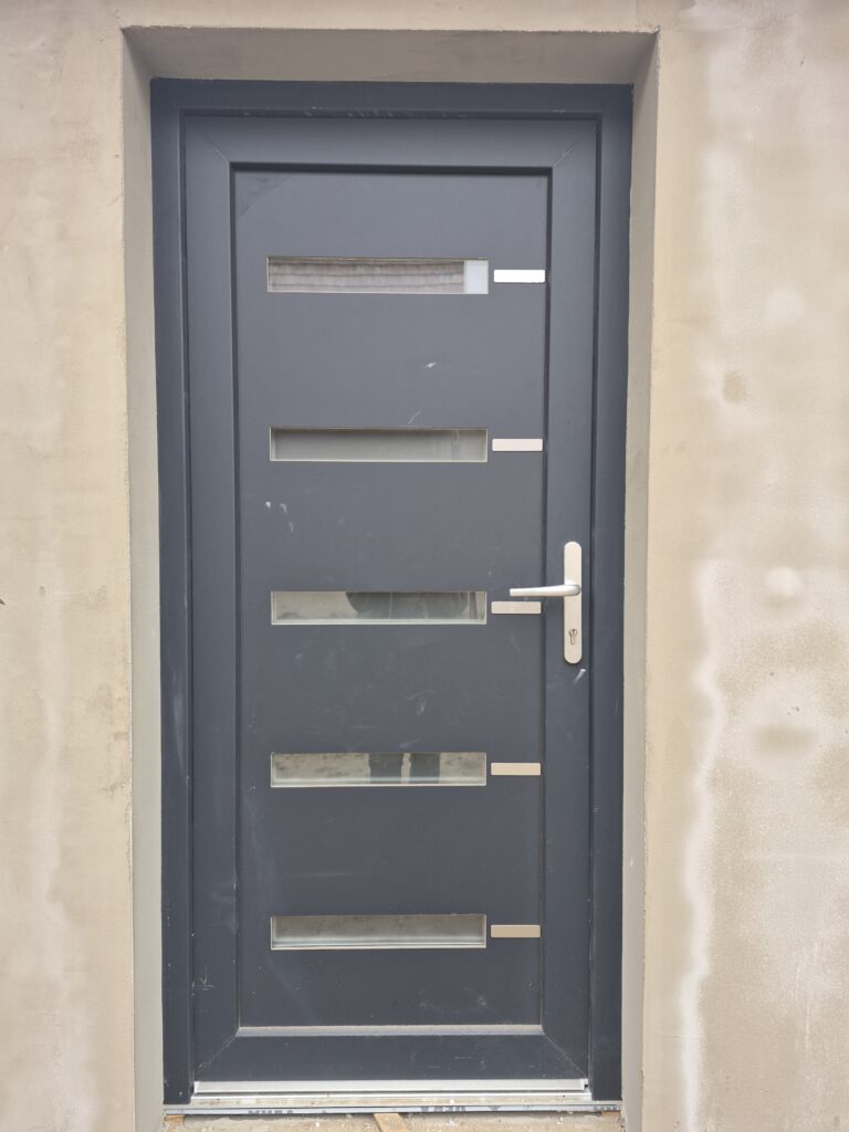 Veka 76MD bejárati ajtó antracit színben, CHAMELEON díszpanellal